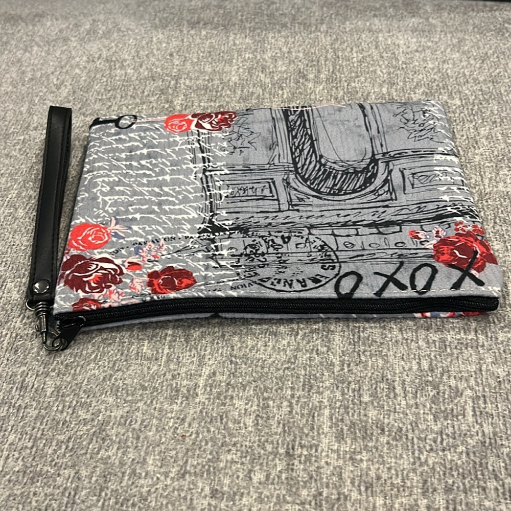 Zippered Wristlet - XOXO France and Roses . NWOT - Picture 3 of 7